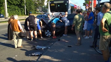 Zderzenie miejskiego autobusu i samochodu w Gdyni. Nie żyje jedna osoba