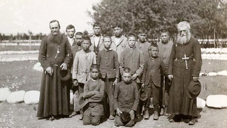 Katoliccy księża z uczniami szkoły Św. Michała w Duck Lake, rok 1900