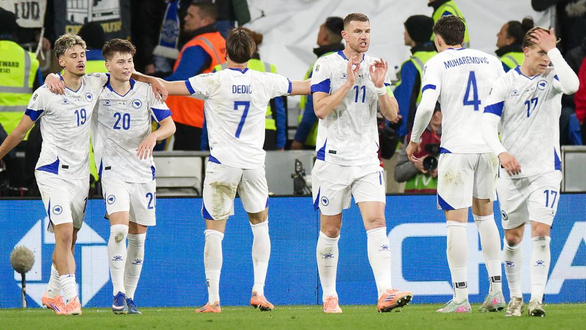 Piłkarze reprezentacji Bośni i Hercegowiny w białych strojach podczas meczu.