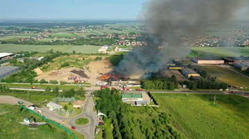 Pożar odpadów wielkogabarytowych w Ostrowie Wlkp. W akcji 20 zastępów straży pożarnej