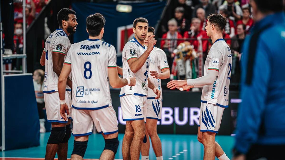 Siatkarze świętują zdobycie punktu podczas meczu ligowego.