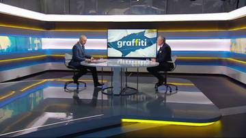 Dwie osoby siedzą przy okrągłym stole w studiu telewizyjnym. Na ekranie za nimi wyświetla się napis "graffiti".