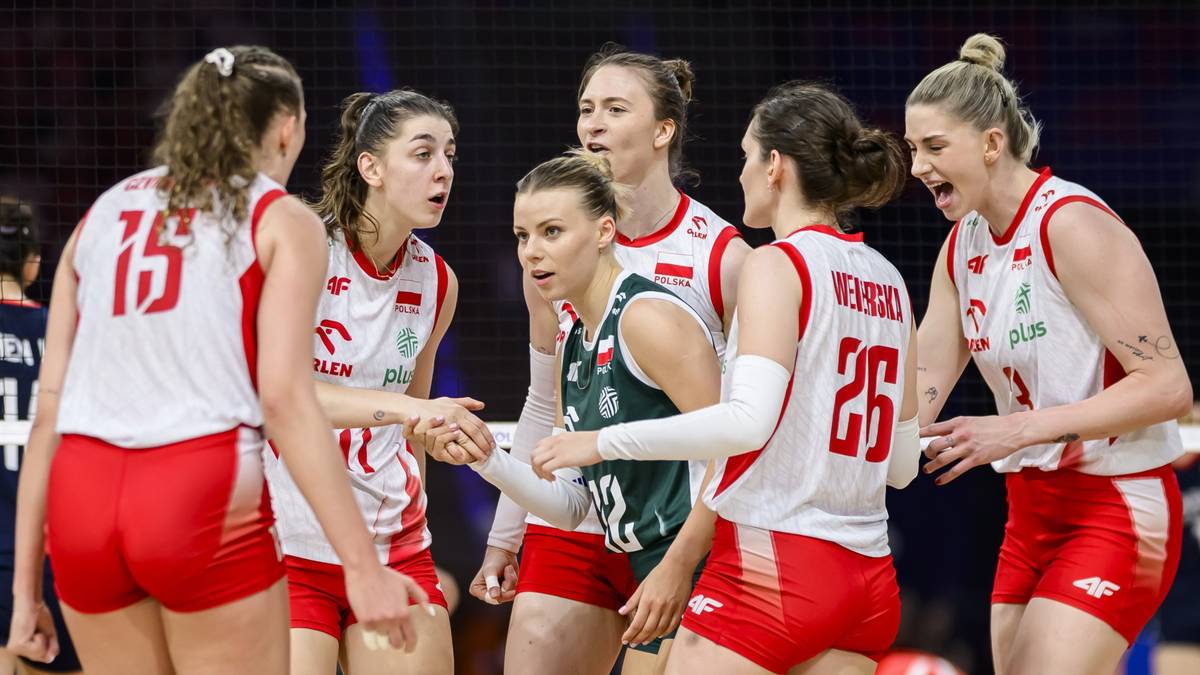 Siatkarki reprezentacji Polski w strojach sportowych omawiają taktykę na boisku.
