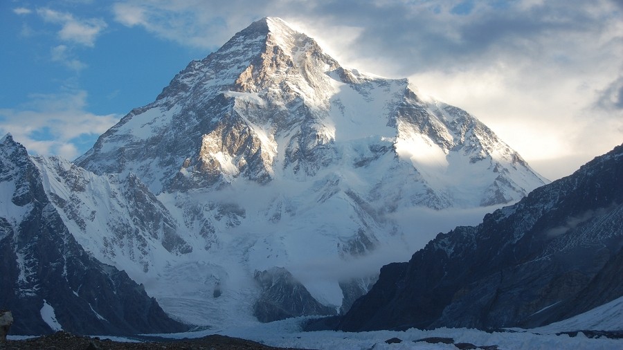 K2, najwyższy szczyt Karakorum. Fot. Wikipedia / Athn.