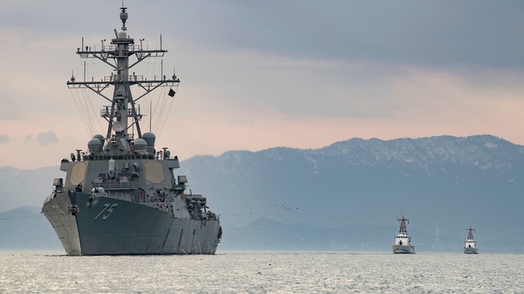 Amerykański niszczyciel rakietowy płynie do portu w Odessie