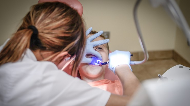 "Kontrakt musi być odpowiednio wyceniony". Dentyści chcą zmian w umowach z NFZ