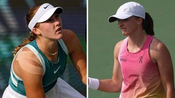 Dwie tenisistki w akcji na korcie tenisowym. Po lewej młoda kobieta w białej czapce z daszkiem i zielonej koszulce, po prawej kobieta w białej czapce i r&oacute;żowej koszulce.