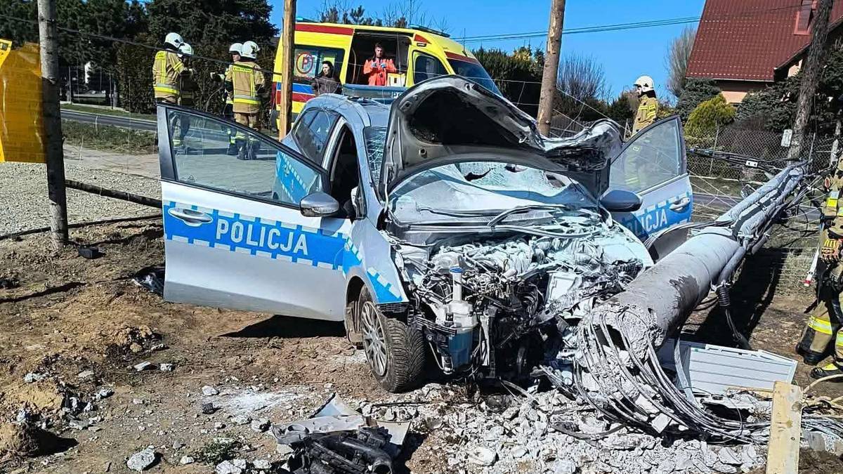 Poważny wypadek z udziałem radiowozu. Policjanci w szpitalu
