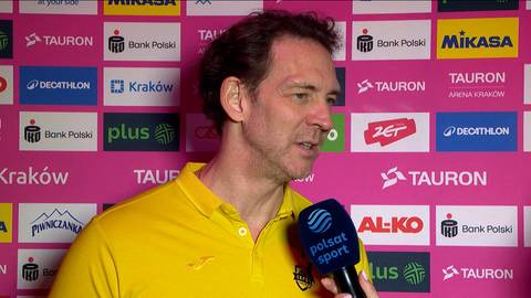 Stephane Antiga, trener siatk&oacute;wki, udziela wywiadu przed ścianą z logotypami sponsor&oacute;w.