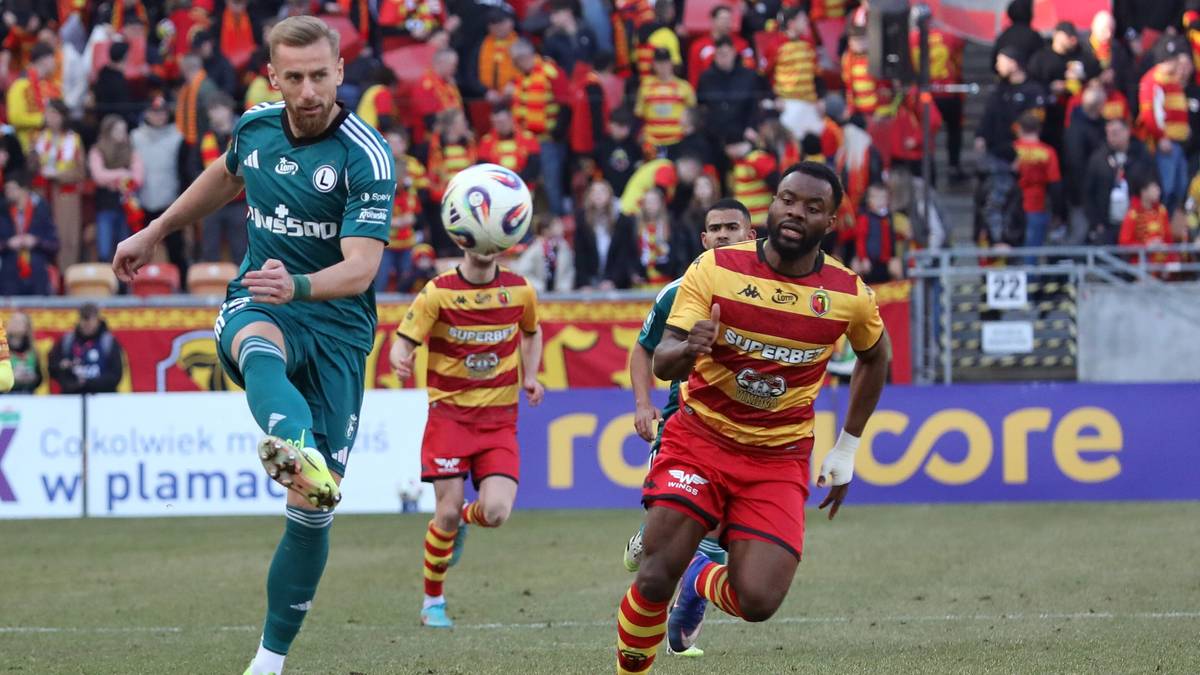 Piłkarze Jagiellonii Białystok i Legii Warszawa rywalizują o piłkę na boisku.