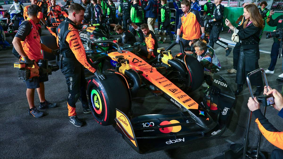 Mechanicy zespołu McLaren przy bolidzie Formuły 1 na nocnym torze