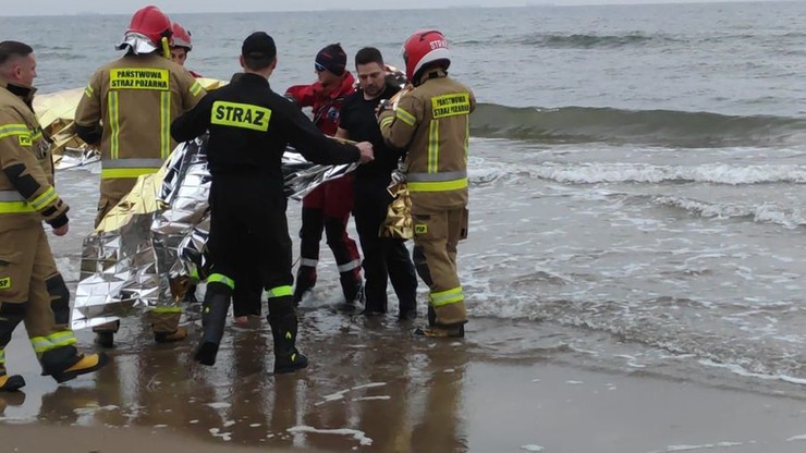 Sopot. 14-latka rzuciła się do morza. Uratowali ją strażak, policjant i ratownik WOPR