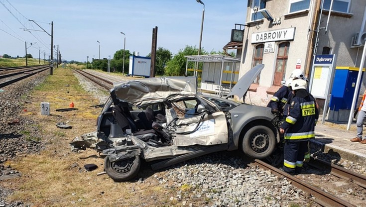 Pociąg zderzył się z autem. Dróżnik miał nie zamknąć szlabanu