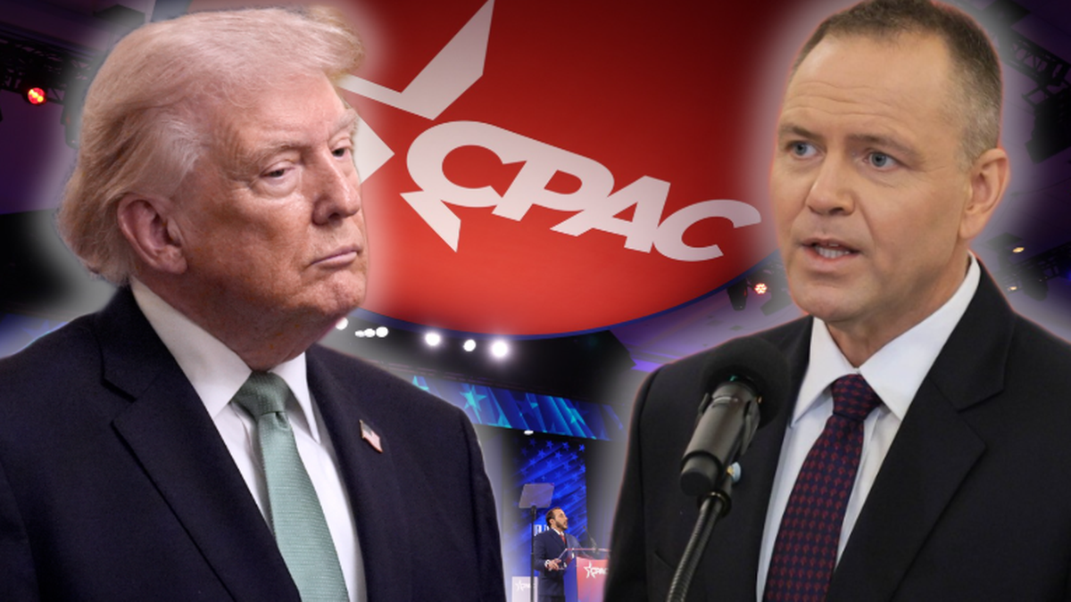 Donald Trump po lewej i Karol Nawrocki po prawej, z logo CPAC w tle.