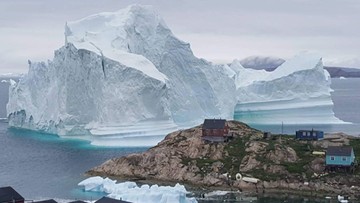 Gigantyczna góra lodowa u brzegu Grenlandii. Groźba tsunami. Ewakuowani wszyscy mieszkańcy [WIDEO]