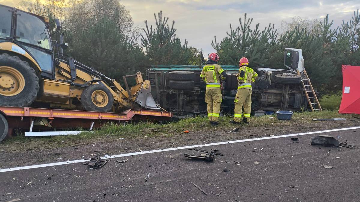 Zderzenie samochodu z ciężarówką. Zginęli nastolatkowie