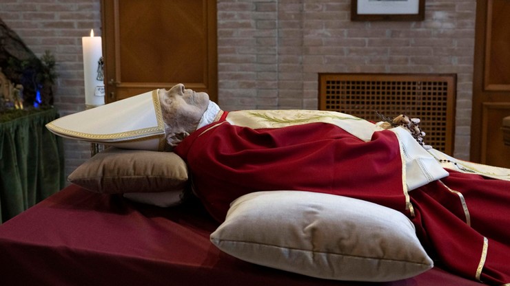 Benedykt XVI nie żyje. Watykan opublikował zdjęcia zmarłego emerytowanego papieża