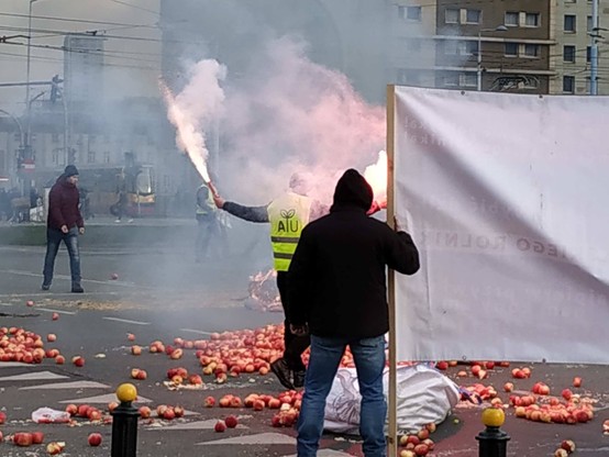 Świńskie łby i płonące opony na jezdni. Rolnicy z AGROunii zablokowali plac Zawiszy w Warszawie