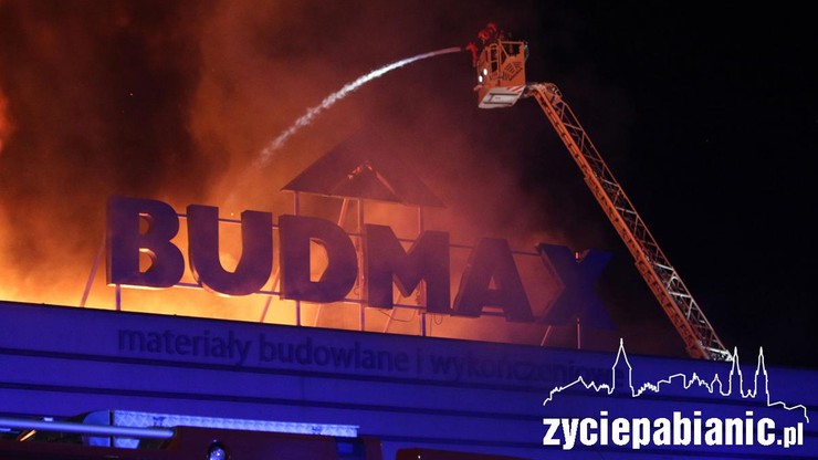 Spłonęła hurtownia budowlana w Pabianicach. "Akcję utrudniały eksplozje"
