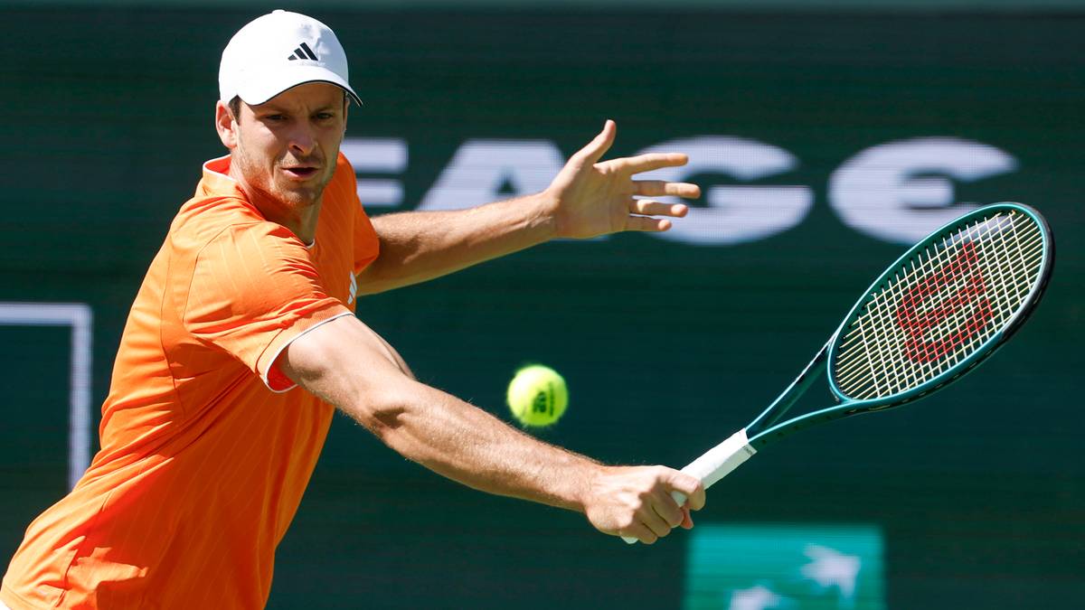 Hubert Hurkacz podczas meczu tenisowego, wykonujący zamach rakietą.