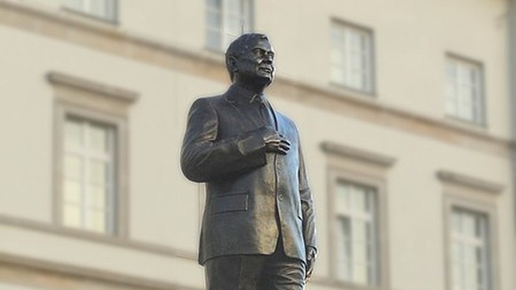 Wszedł na pomnik Lecha Kaczyńskiego w Warszawie. Ściągano go wysięgnikiem [WIDEO]