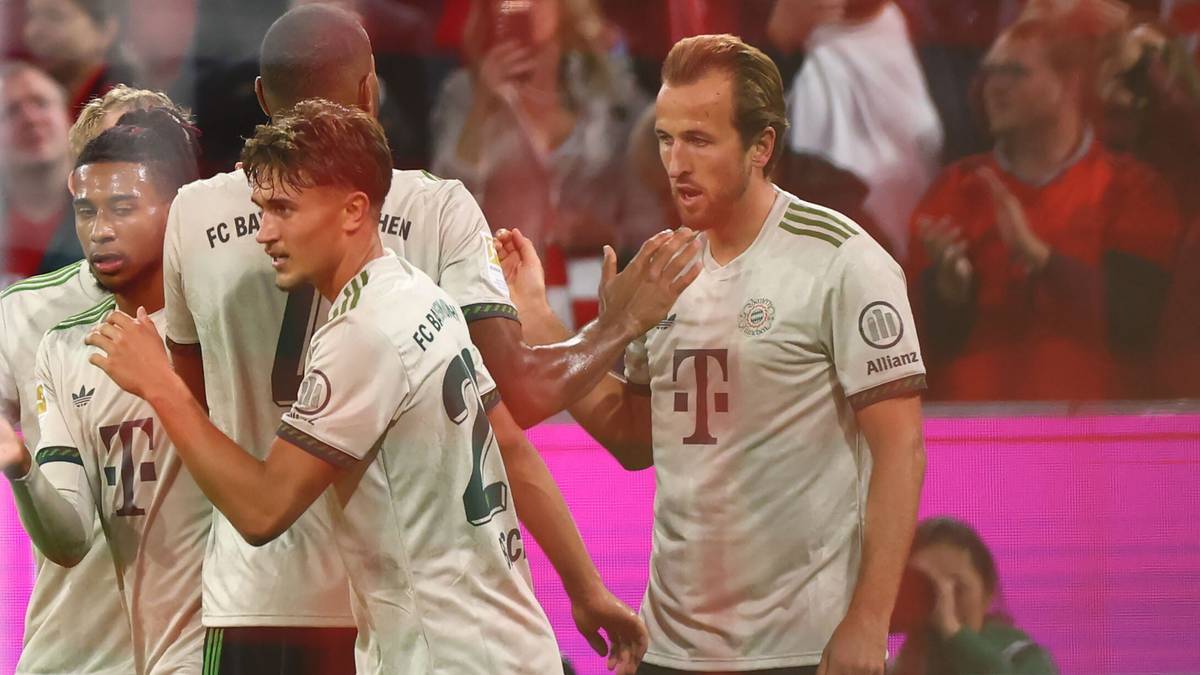 Harry Kane w stroju Bayernu Monachium celebruje zdobytego gola, zwracając się do kolegów z drużyny.