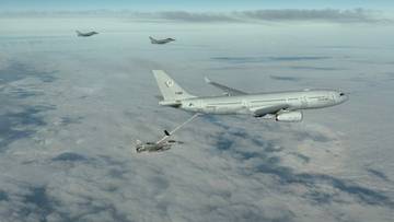 Polski samolot F-16 podczas tankowania w powietrzu od samolotu Airbus A330 MRTT, z dwoma niemieckimi Eurofighterami w tle.