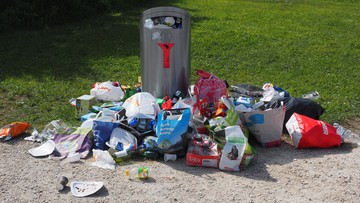 Minister środowiska: Warszawie grozi paraliż śmieciowy. Ratusz: odpady będą odbierane normalnie