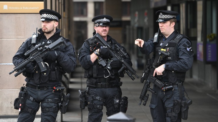 Policja sprawdza podejrzany pakunek w centrum Londynu. Media mówią o "kontrolowanej eksplozji"