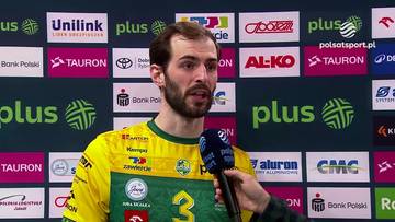 Mężczyzna w ż&oacute;łtej koszulce sportowej z numerem 3 udziela wywiadu.