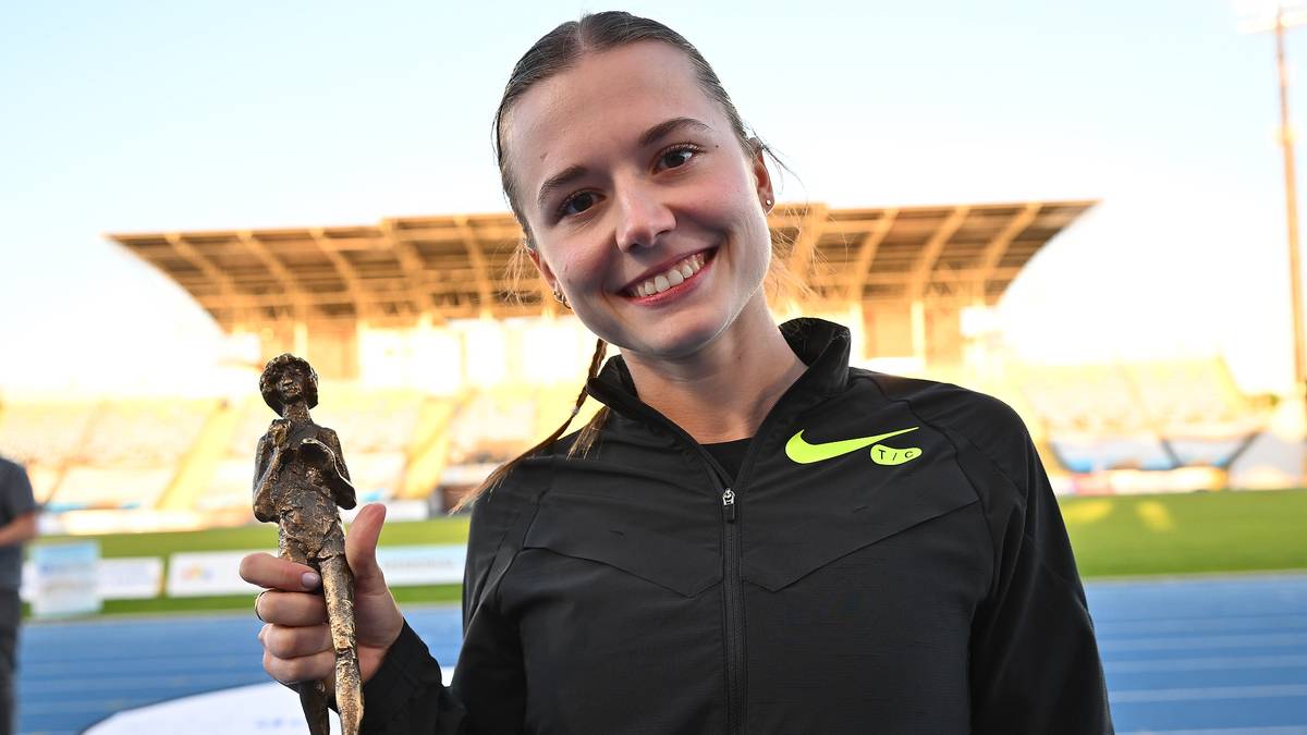 Klaudia Kazimierska trzyma statuetkę Memoriału Ireny Szewińskiej.