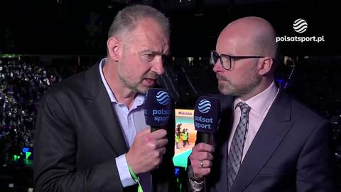 Dw&oacute;ch mężczyzn w garniturach trzymających mikrofony Polsat Sport.