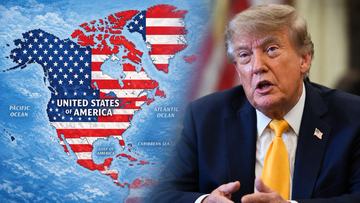Donald Trump przemawiający na tle mapy Ameryki P&oacute;łnocnej z nałożoną flagą Stan&oacute;w Zjednoczonych.