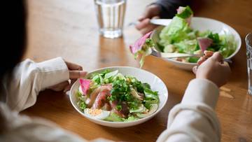 Świeże i zielone nowalijki, ale czy są na pewno zdrowe? Warto znać ryzyko