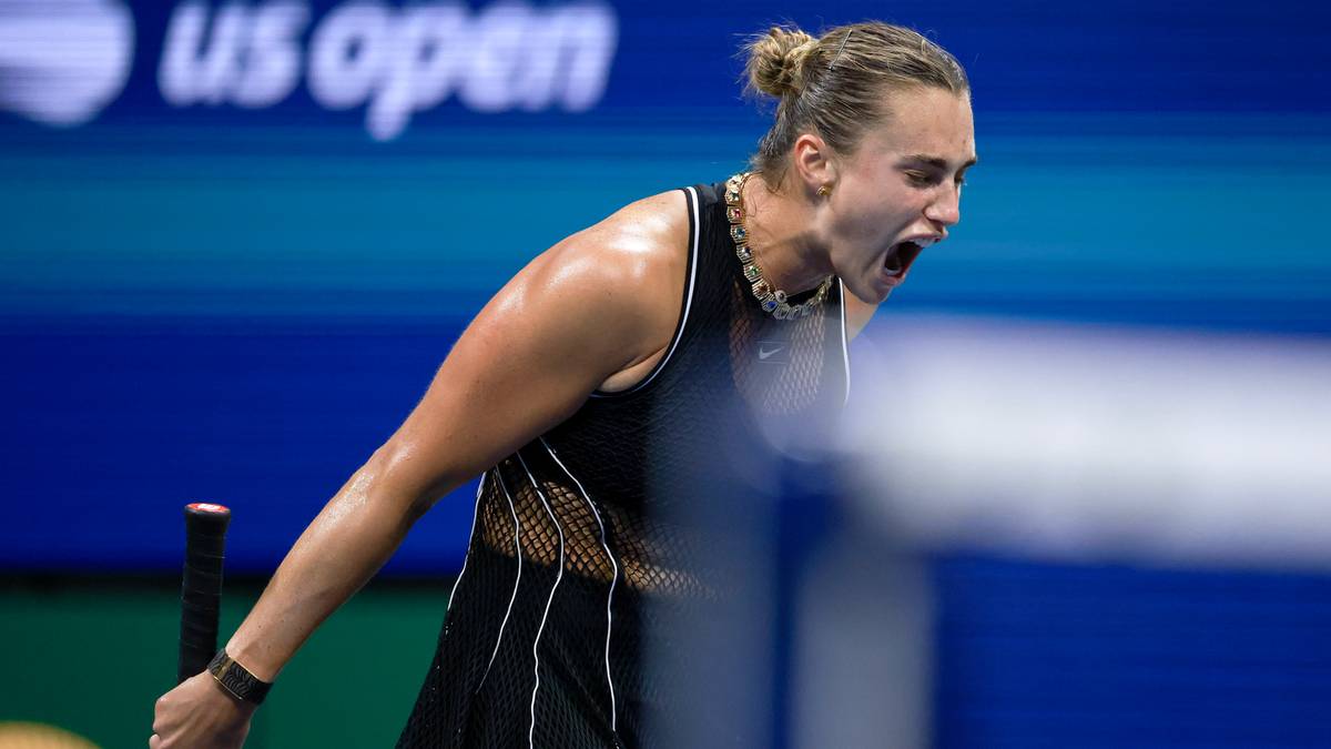 Zawodniczka tenisa z otwartymi ustami, ukazująca emocje podczas meczu na US Open.