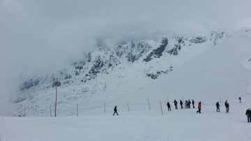 Akcja ratunkowa w Tatrach. Turyści wyszli w góry bez raków i ześlizgnęli się z przełęczy