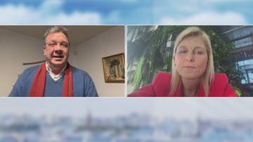 Dwa kadry wideo z rozmowy online. Po lewej mężczyzna w niebieskim swetrze i czerwonym szaliku, uśmiechnięty. Po prawej kobieta w r&oacute;żowej marynarce.