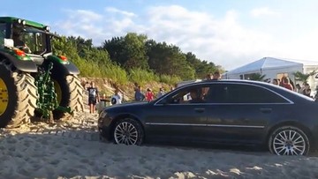 Limuzyną wjechał na plażę. Audi z piachu wyciągał traktor