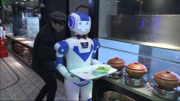 Robot w muszce poda kolację. Wyjątkowi kelnerzy