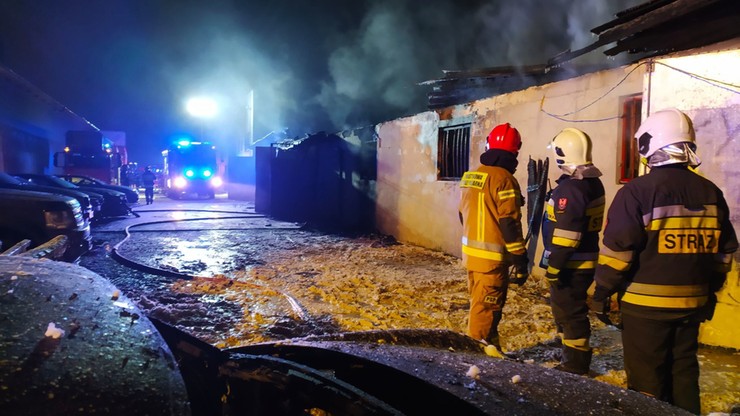 Palił się warsztat pod Poznaniem. Ogień gasiło prawie 30 jednostek straży [ZDJĘCIA]