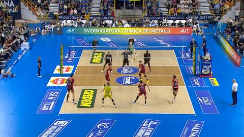 Mecz siatk&oacute;wki między drużynami Rana Werona a Cucine Lube Civitanova, z zawodnikami na boisku i widownią na trybunach.