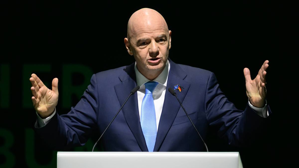 Prezes FIFA Gianni Infantino przemawia za mównicą.
