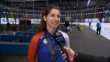 Zofia Braun w stroju sportowym z medalem na szyi udziela wywiadu.