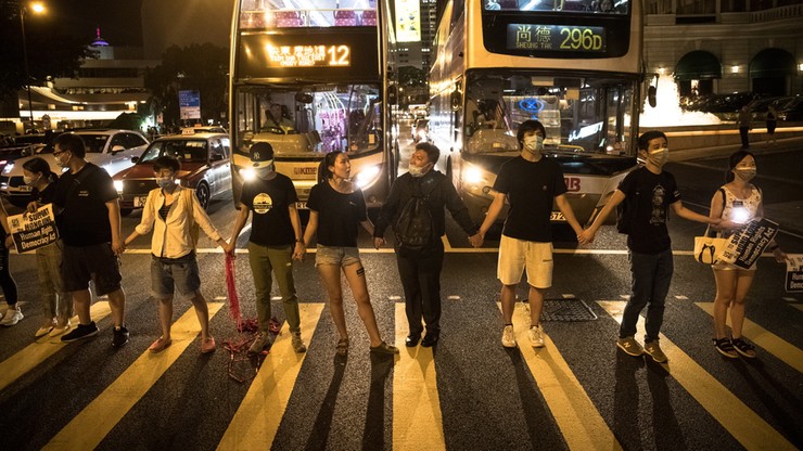 Tysiące Hongkończyków utworzyło żywy łańcuch. W rocznicę Szlaku Bałtyckiego