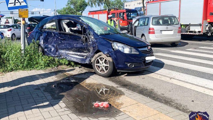 Wypadek w al. Krakowskiej. Kierująca wybiegła z auta, zostawiła kilkuletnią córkę