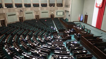 Sondaż. PiS na czele. Spadek notowań PO