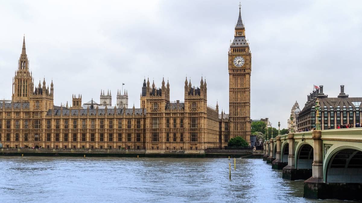 Parlament w Londynie z charakterystyczną wieżą zegarową.