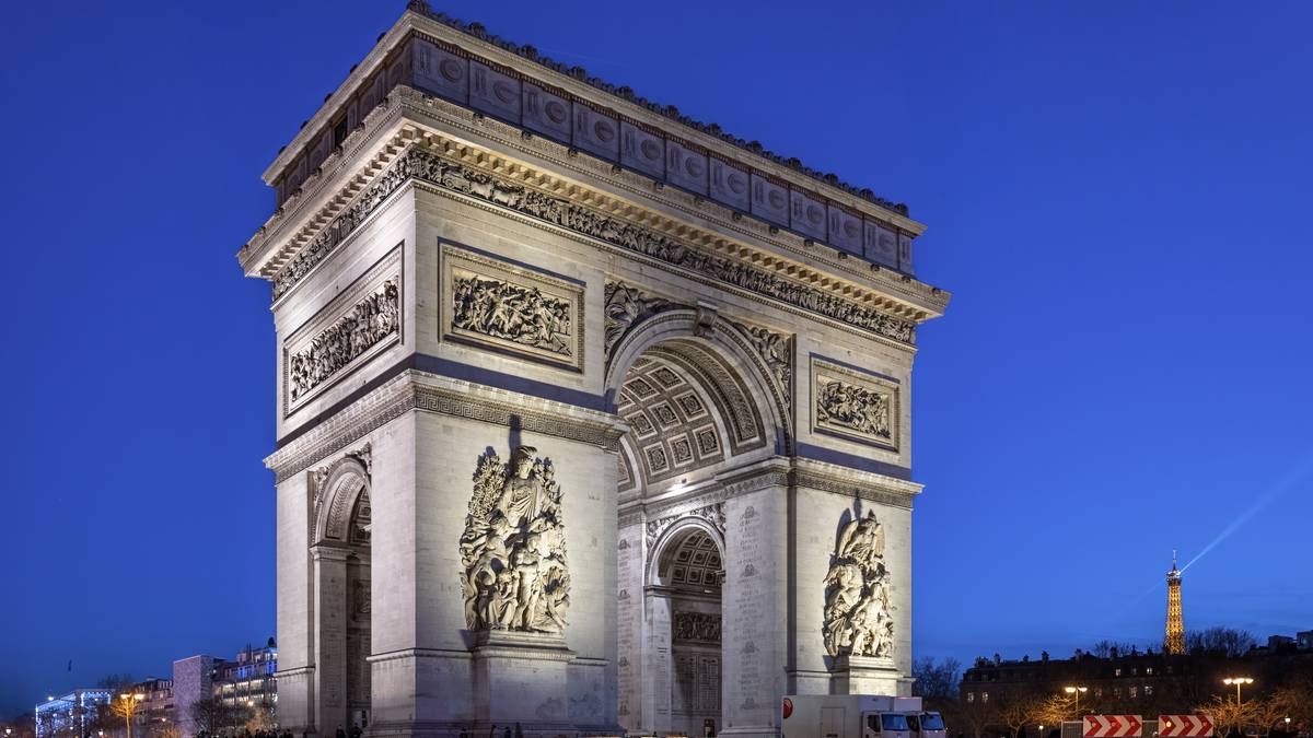 Strzały pod Łukiem Triumfalnym. Nożownik zastrzelony przez policję