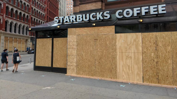 USA. Starbucks zamknie "wiele kawiarni". Względy bezpieczeństwa: Uciążliwość ze strony bezdomnych