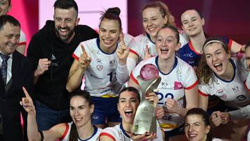 Grupa uśmiechniętych siatkarek PGE Budowlanych Ł&oacute;dź świętujących zwycięstwo w Pucharze Polski, trzymających puchar.